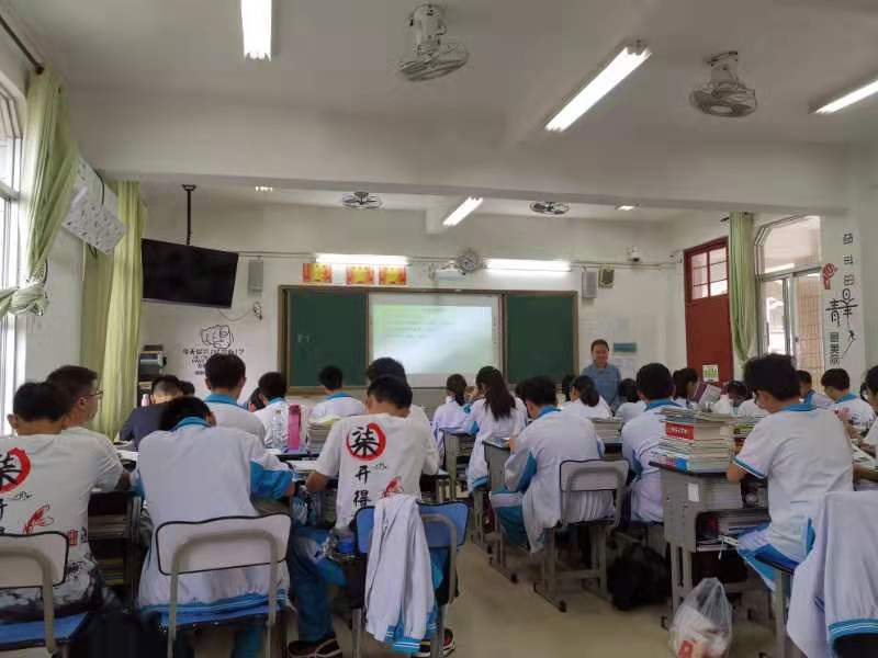 海南师范大学马克思主义学院2018级专硕实习小组赴国兴中学参加听评课活动