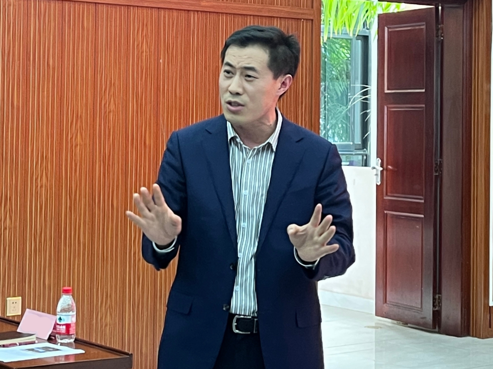马克思主义学院 “海马论坛”第二期顺利举行