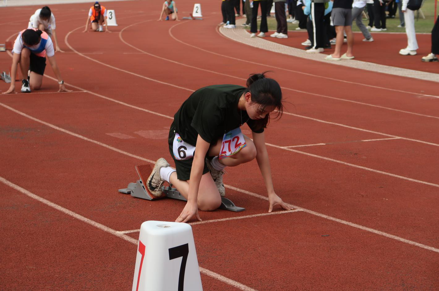 热烈祝贺我院学子邓成璐取得女子甲组400米800米第三名！