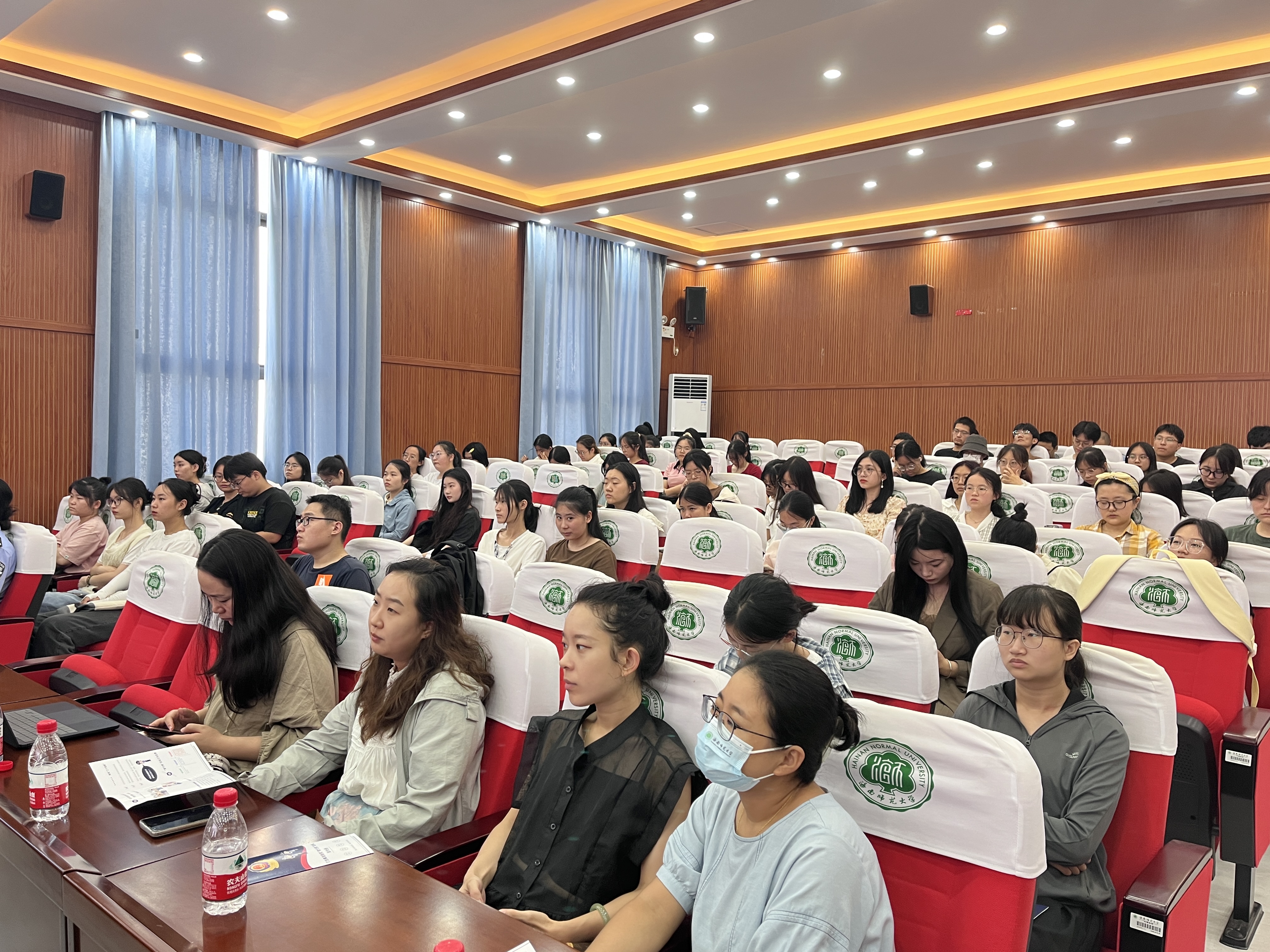 海口市“海南自贸港人才落户政策解读”主题宣讲活动在我院顺利举办