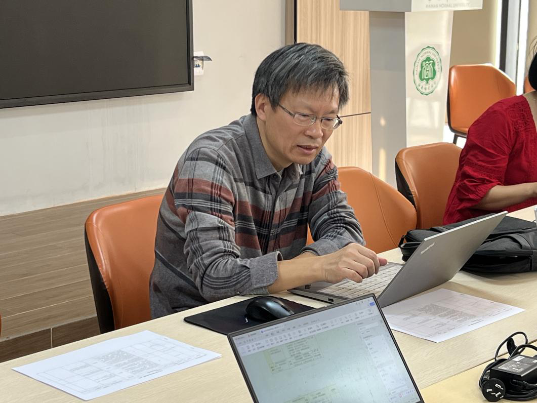 马克思主义学院召开师范认证自评报告完善会议
