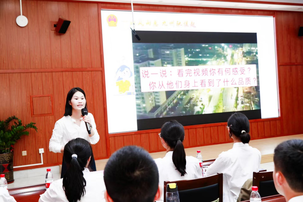 将抗风救灾的生动实践融入海南大中小学一体化思政课