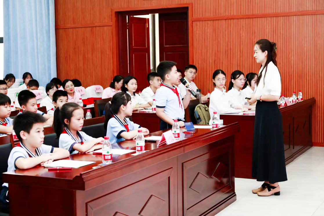 将抗风救灾的生动实践融入海南大中小学一体化思政课