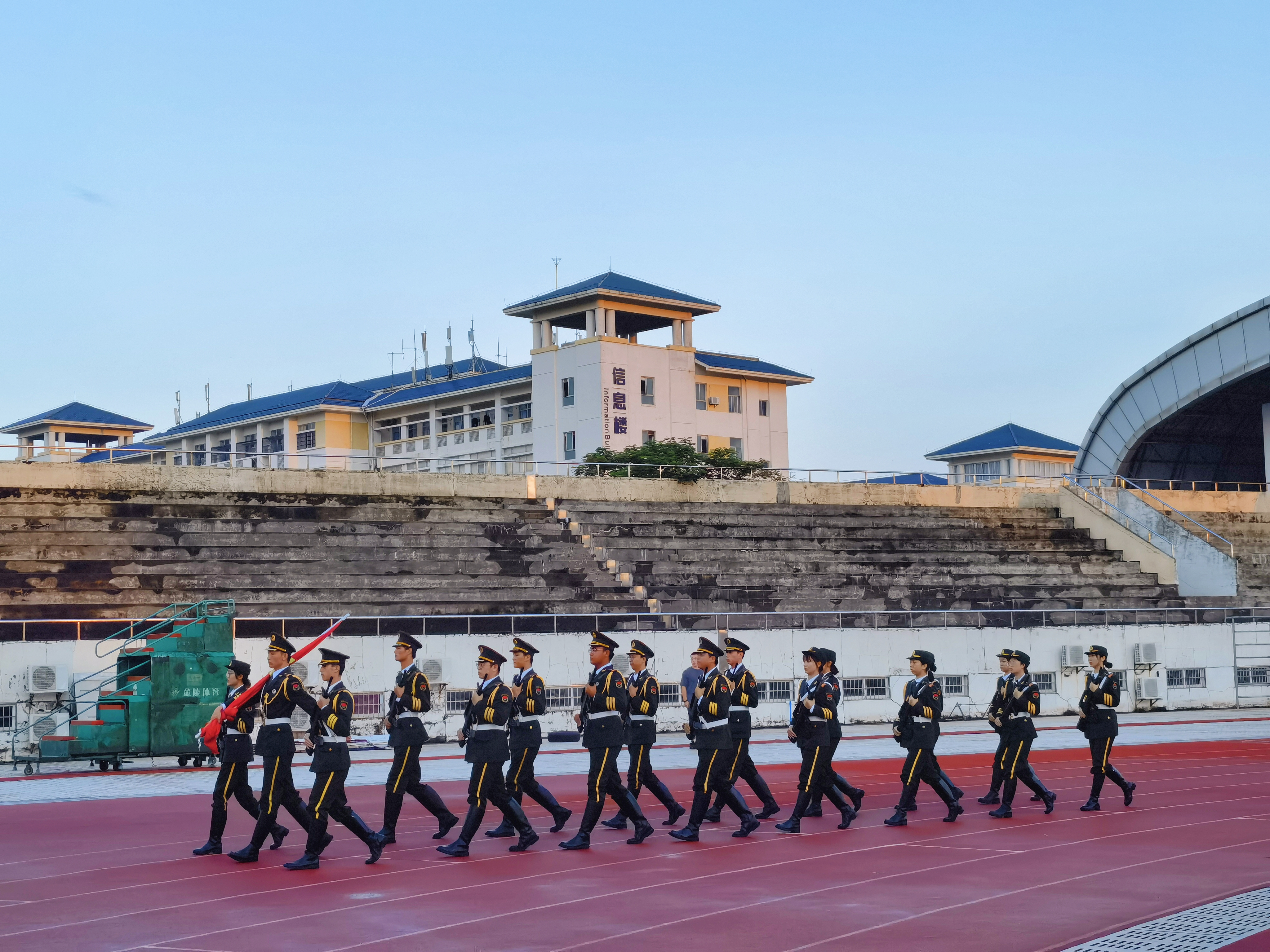 向国旗致敬 做时代新人