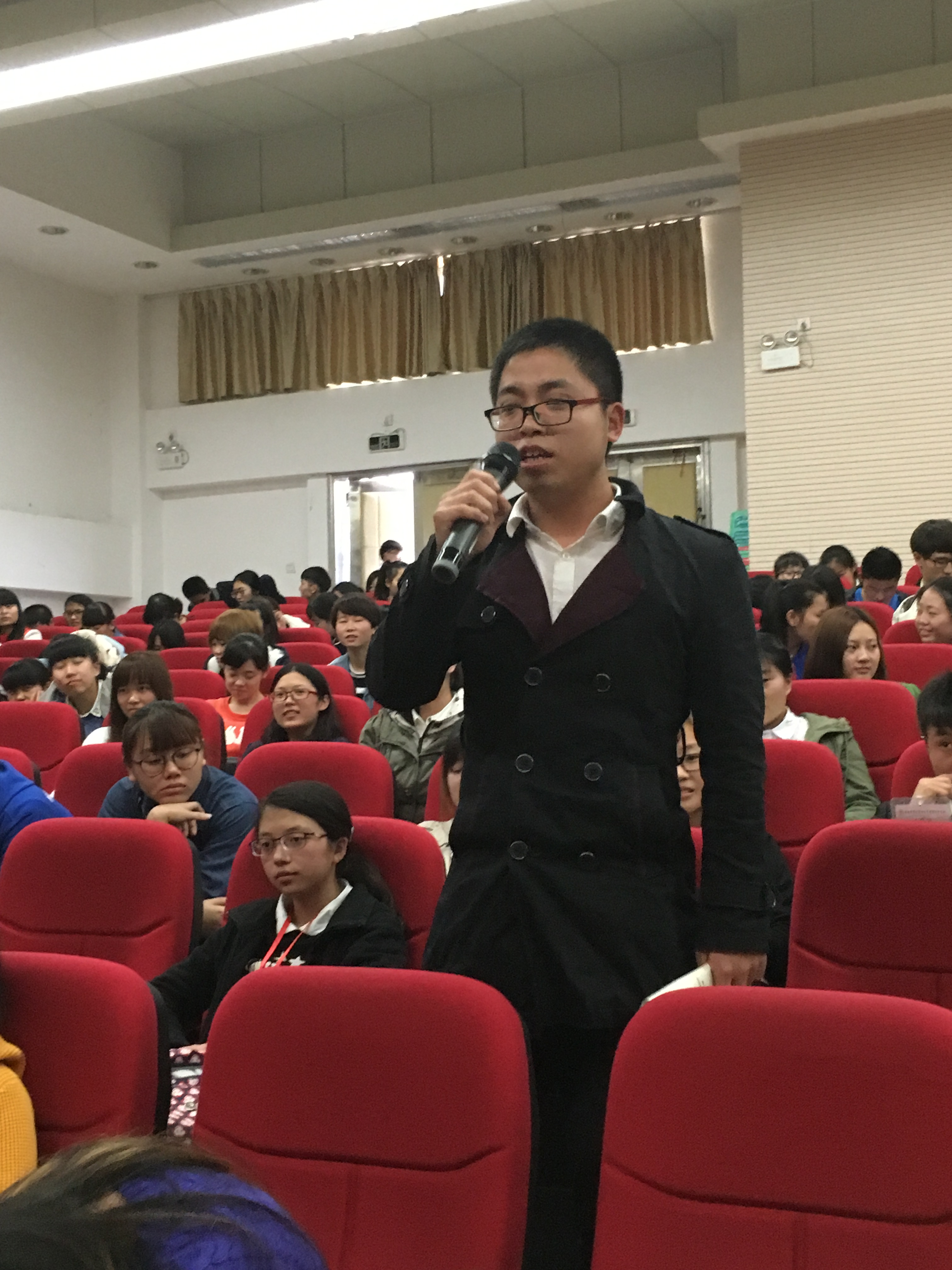 特聘教授李向民为我校大学生上思想政治理论课
