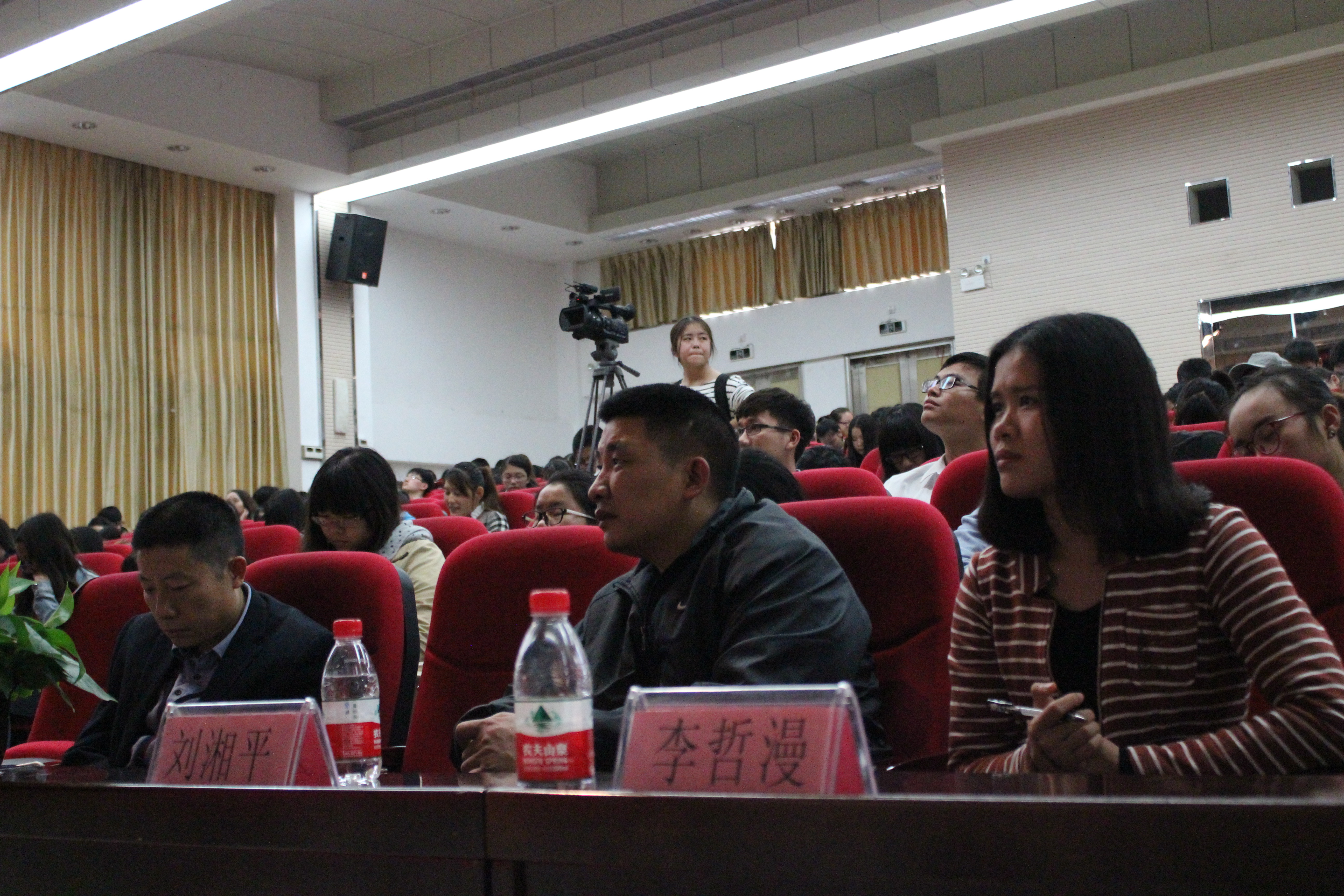 特聘教授李向民为我校大学生上思想政治理论课