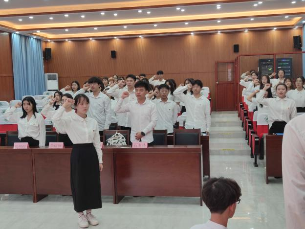 重温入团誓词 重忆入团初心