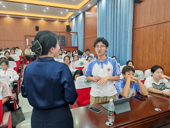 海马论坛第二十八期：马克思主义学院举办“核心素养导向下中学政治课堂的建构”讲座