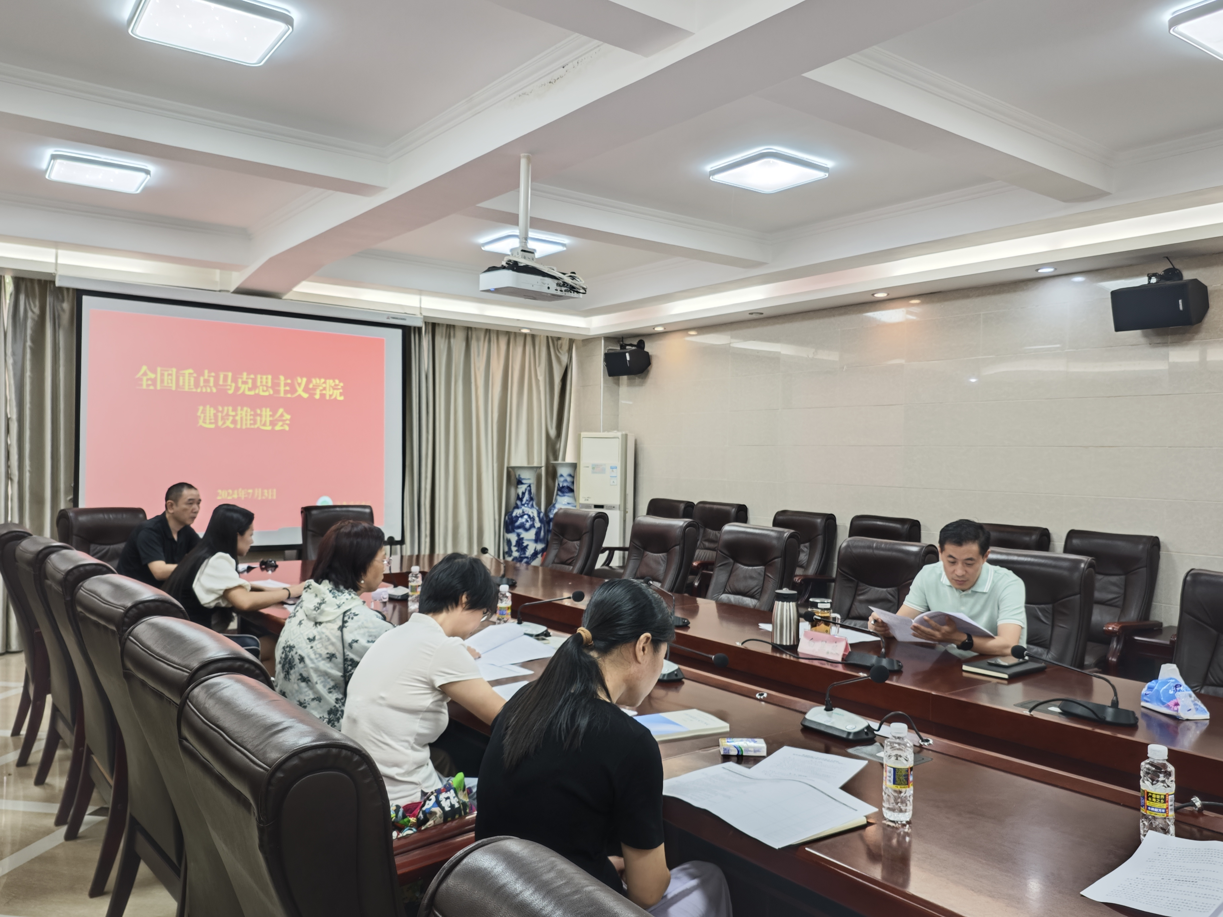 白显良主持召开全国重点马克思主义学院建设推进会