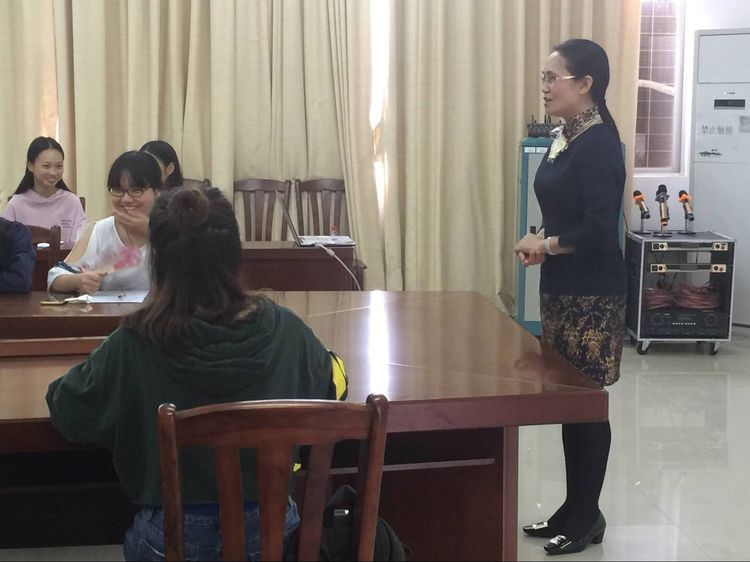 马克思主义学院创新创业实践活动周之‘展现最美的自己’实用礼仪培训