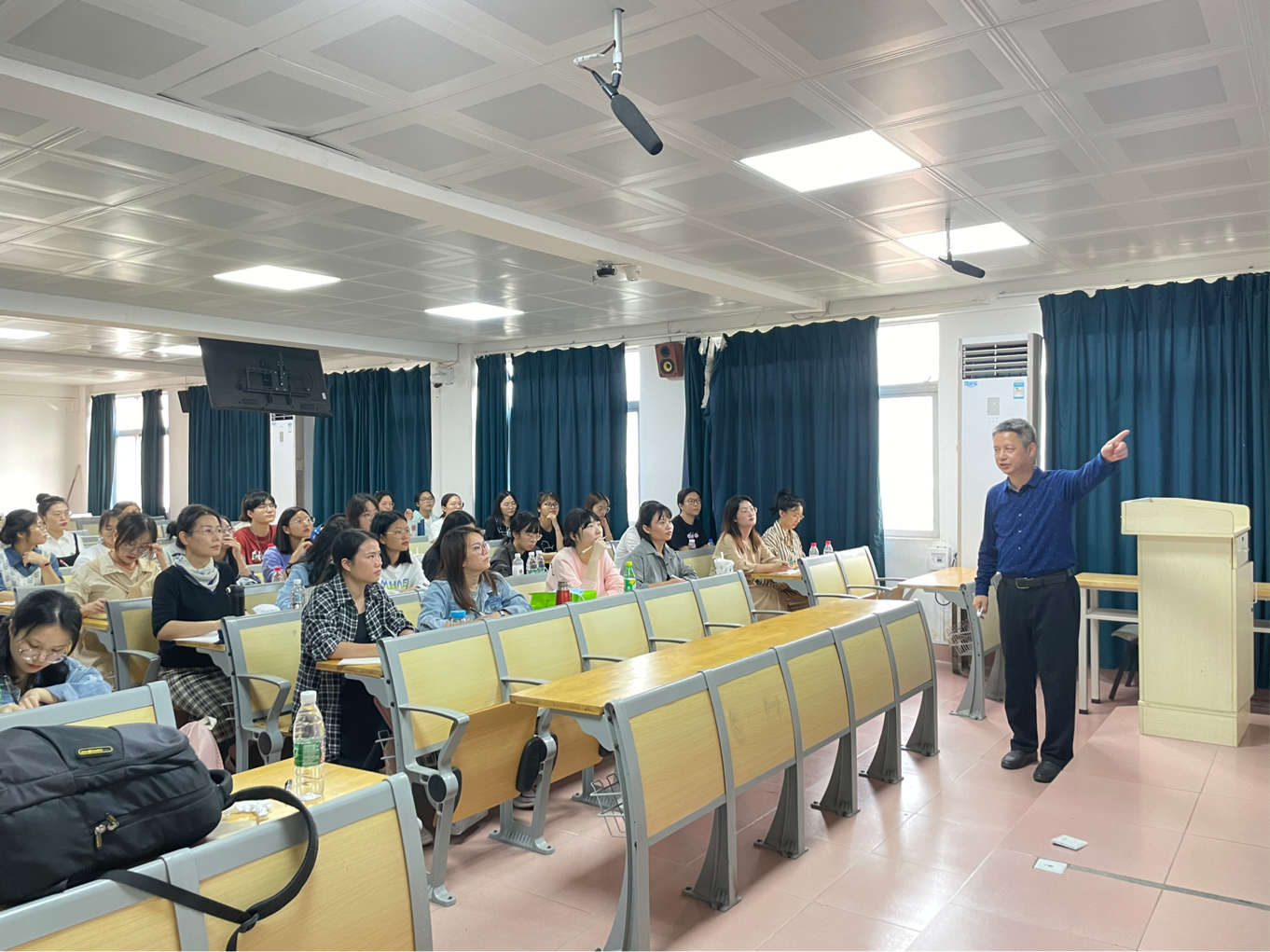 华中师范大学胡田庚教授到我校指导讲学