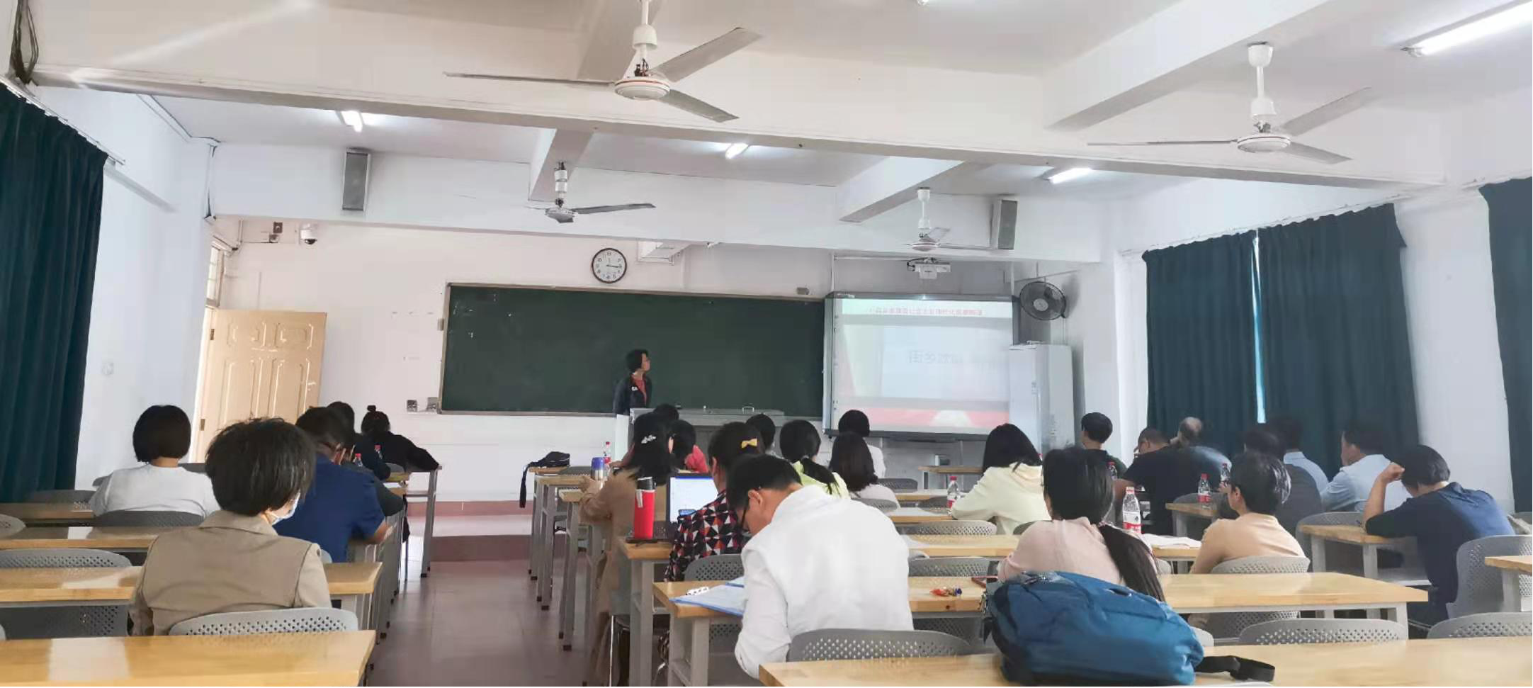 马克思主义学院召开全院教职工大会